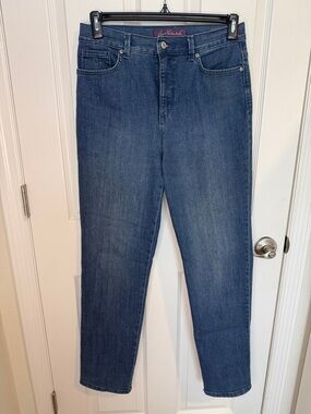 Gloria Vanderbilt Amanda style Straight Leg Jeans in Medium Blue Wash. 5 pocket